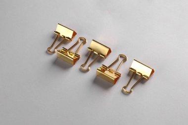 Gri arkaplanda altın kağıt klasörleri