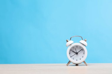 Masada beyaz alarm saati, mavi arkaplan