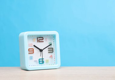 Masadaki mavi kare alarm saati, mavi arkaplan
