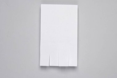 Beyaz sokak gazetesi reklamı ya da gri arka planda telefon numarası olan yırtık çizgiler. Tasarım şablonu.