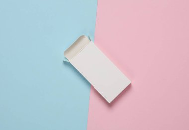 Üst görünüm beyaz kutu modeli mavi-pembe pastel arka plan. Tasarım şablonu. Üst görünüm