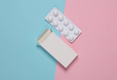 Pembe mavi arka planda boş karton ambalajlı hap şişirme modeli. Tasarım şablonu