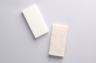 Gri arkaplanda sabun çubukları