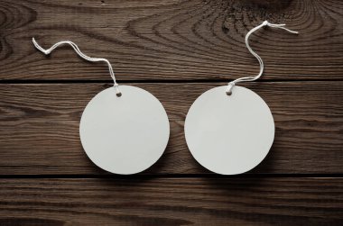 Yuvarlak boş fiyat etiketleri ve ahşap bir masanın üzerinde ip. Tasarım şablonu