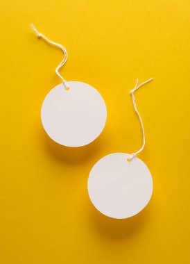 Sarı arka planda ip olan boş beyaz fiyat etiketleri. Tasarım şablonu