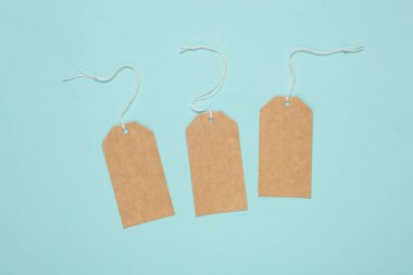 Mavi arka planda ip olan boş el işi fiyat etiketleri. Tasarım şablonu