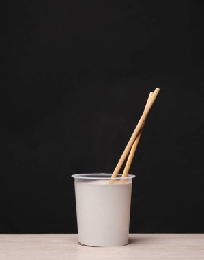 Siyah arka planda Çin yemek çubukları olan bir kupa. Hazır şehriye. Tasarım şablonu. Yaratıcı model