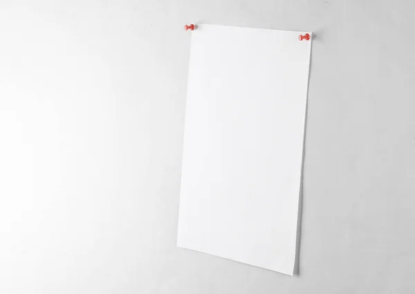 Fehér Üres Papírlap Hirdetéseket Tűzött Szürke Alapon — Stock Fotó