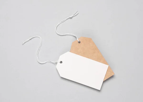 Leere Braune Bastel Und Weiße Papierpreisschilder Mit String Auf Grauem — Stockfoto