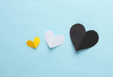 Mavi arka planda kağıt kesiği kalpler. Aşk konsepti
