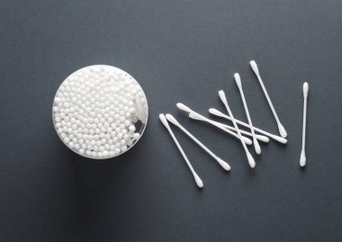 Koyu bir arka planda hijyen kulaklı pamuklu bez paketleri. Üst görünüm