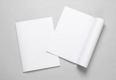 Beyaz, açık sayfalı ve gri kapaklı iki derginin maketi. Tasarım şablonu