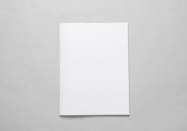 Gri arka planda beyaz kapaklı dergi modeli. Tasarım şablonu