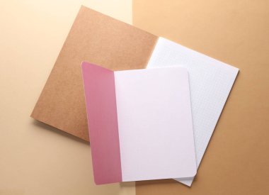 Kafesteki defterleri gri bir arkaplanda aç