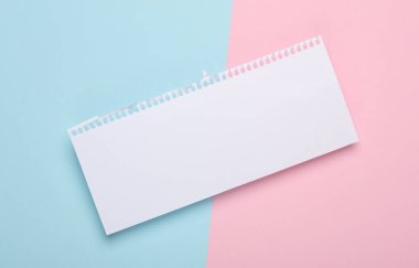 Pembe arka planda delinmiş bir kağıt parçası. Tasarım şablonu