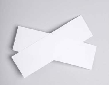 Gri bir arka planda iki boş bilet ya da el ilanı. Tasarım şablonu