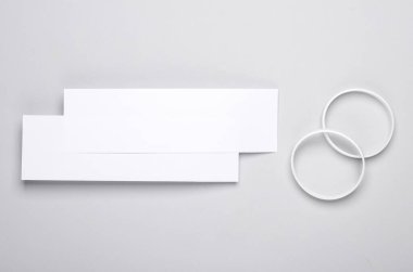 Gri arka planda bilezikleri olan bir konser bileti modeli. Tasarım şablonu. Müzik Festivali