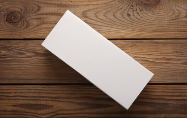 Beyaz boş bilet ya da ahşap arka plandaki el ilanı. Tasarım şablonu