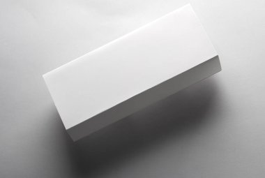 Gri arka planda beyaz dikdörtgen bir kutunun kopyası. Tasarım şablonu