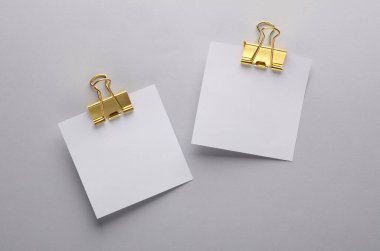 Gri arkaplanlı beyaz, boş, kare kağıt parçaları. Tasarım şablonu.