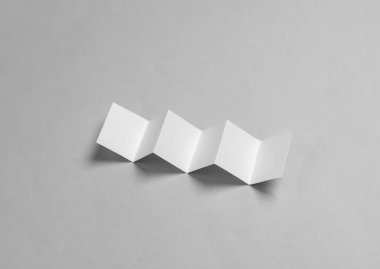 Gri arkaplan üzerine beyaz kağıt broşürü