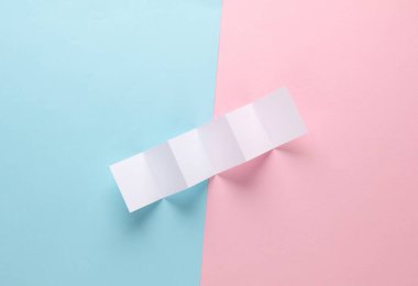 Pembe mavi arka plan üzerine beyaz kağıt broşür.