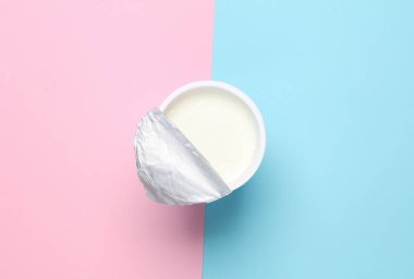 Mavi bir arka planda yoğurt kavanozu ya da ekşi krema