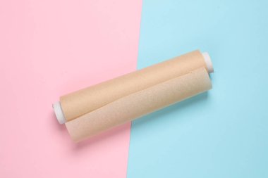 Pembe mavi arka planda kağıt rulo pişirme