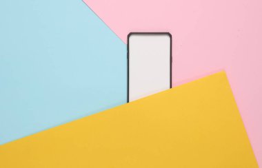 Renkli arka planda beyaz sekmeli akıllı telefon için siyah silikon çanta