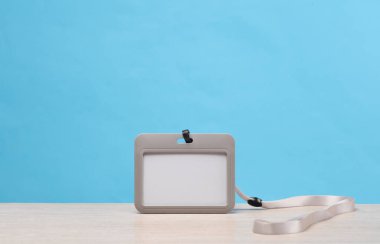 Kemerde beyaz, boş bir kimlik kartı, mavi arka plan. Tasarım şablonu