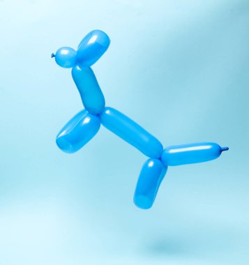 Mavi arka planda yükselen köpek şeklinde mavi balon.