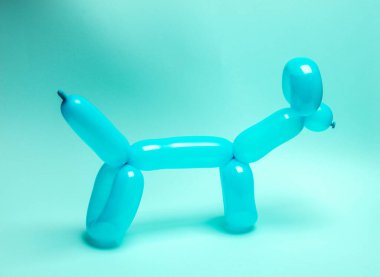 Mavi arka planda köpek şeklinde mavi balon.