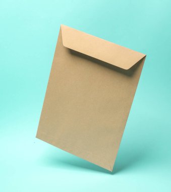 Mavi arkaplanda yükselen el işi posta zarfı