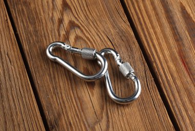 Tahta kalaslarda metal karabinalar.