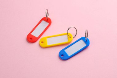Pembe arkaplanda plastik anahtar etiketleri