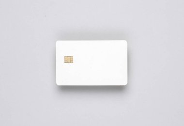 Gri arkaplanda çip olan beyaz, boş bir banka kartı modeli. Tasarım şablonu