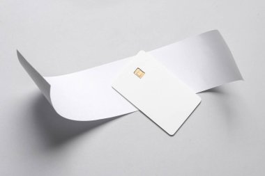 Üzerinde çip olan beyaz, boş banka kartının bir kopyası. Gri arkaplandaki bandı kontrol et. Tasarım şablonu.