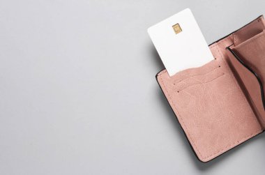 Gri arka planda fişi olan beyaz, boş banka kartının bir kopyası. Tasarım şablonu