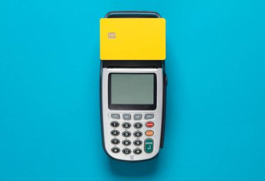 Sarı banka kartı, mavi arka planda çip ve postal var.