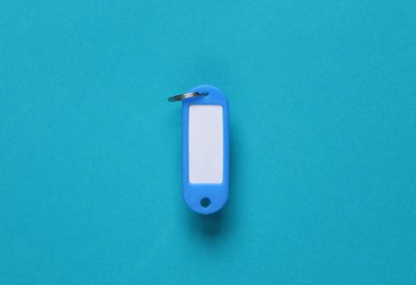 Mavi arkaplanda plastik anahtar etiketi