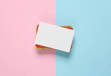 Pembe mavi arka planda beyaz, boş banka kartının bir kopyası. Tasarım şablonu