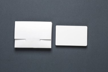Koyu gri arka planda banka kartı olan beyaz paket kutusu. Tasarım şablonu
