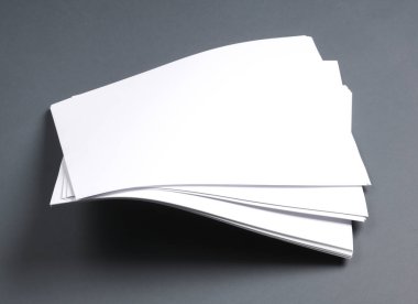 Karanlık bir arka planda yükselen bir sürü a4 kağıdı.