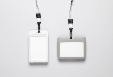 Gri arka planda kemeri olan boş plastik kimlik kartları. Tasarım şablonu