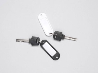 Gri arkaplanda tuşları olan plastik etiketler