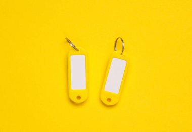 Anahtar kimlik etiketi. Yazı için beyaz alanı olan sarı anahtarlıklar. Tasarım şablonu. Sarı arkaplan