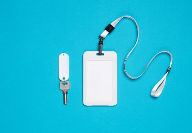 Kemerli kimlik kartı ve mavi arka planda metal anahtarı olan plastik etiket.