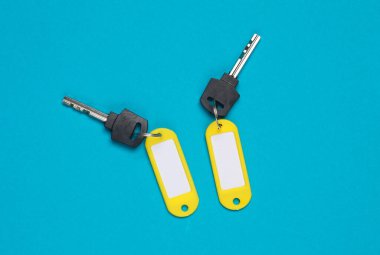 Mavi arkaplanda tuşları olan plastik etiketler