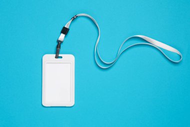 Mavi arka planda kemeri olan boş plastik kimlik kartı. Tasarım şablonu