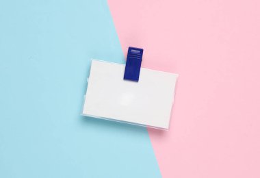 Mavi-pembe arka planda beyaz, boş bir rozet.